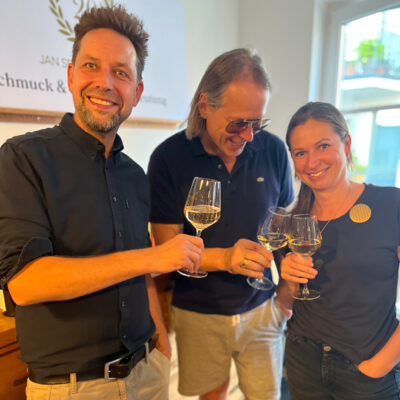 Jan Spille im Gespräch mit Michel Ruge und einer Kollegin beim 20 jahres Jubiläum