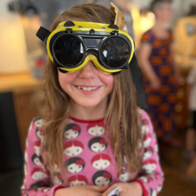 Mädchen mit Schweisserbrille bei Jan Spille Schmuck