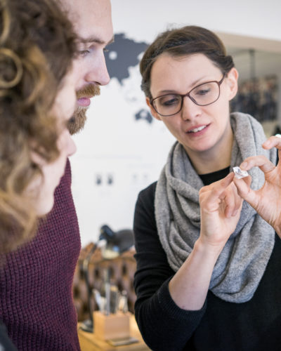 Trauringberatung von einem Hochzeitspaar bei Jan Spille Schmuck im Atelier in Hamburg