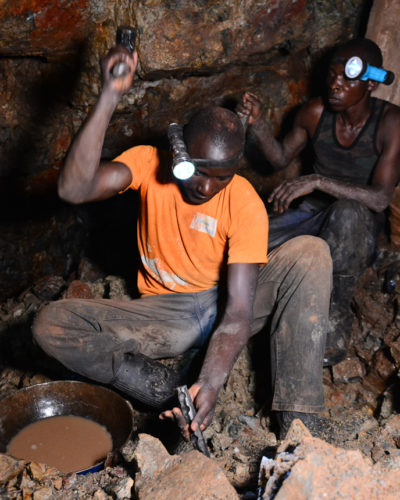 Jan Spille Schmuck konventioneller Goldbergbau in Uganda in der Mine