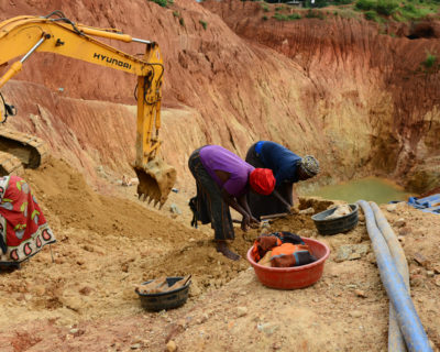 menschen in afrika beim goldabbau