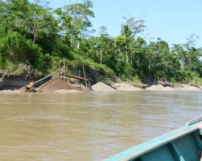 konventioneller goldabbau entlang des amazonas