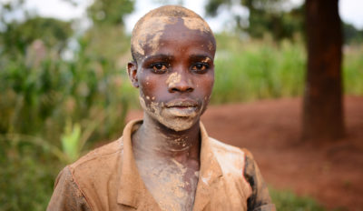 Trauriger Junge arbeitet in konventionellen Goldbergbau in Afrika