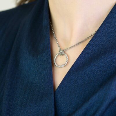 Frau trägt zarten Schmuck Echtgold Kette der Kordel-Kollektion aus Recycling Gold von Jan Spille aus HAmburg