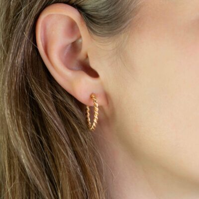 Feminine Creolen der Kordel-Kollektion aus Recycling Gold von Jan Spille aus HAmburg