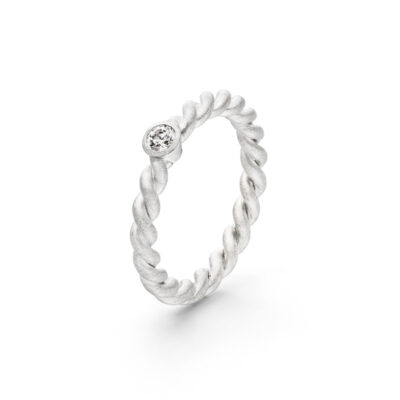 Zeitloser weißer Kordelring mit kleinem Stein aus konfliktfreiem Diamamten in der Kordel-Kollektion aus Fairtrade Echtgold von Jan Spille