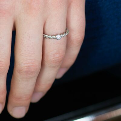Zarter Verlobungsring in Weissgold der Kordel-Kollektion aus Fairmined Eco Gold mit ethischem Naturdiamanten