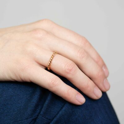 Verlobungsring der Kordel-Kollektion aus Fairmined Eco Rotgold mit ethischem Naturdiamanten