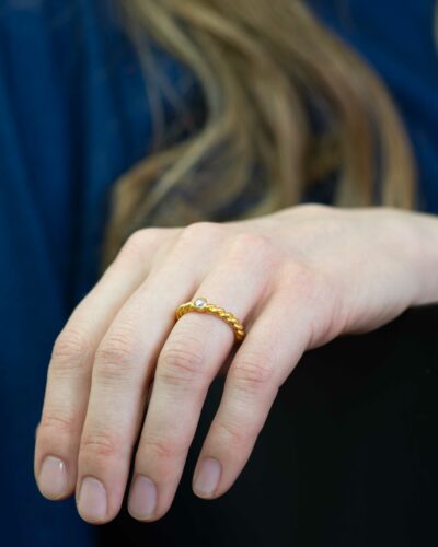 Verlobungsring der Kordel-Kollektion aus Fairmined Eco Gold mit ethischem Naturdiamanten