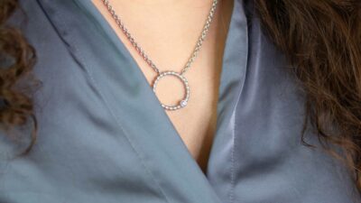 Kettenanhänger Kugel mit Diamanten der Kugel-Kollektion: Femininer Schmuck nachhaltig gefertigt in Schmuckladen Hamburg