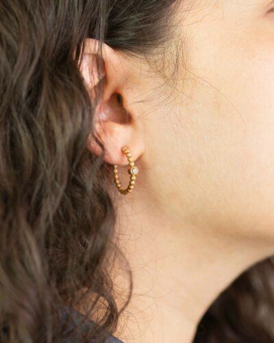 Creolen mit fairtrade Diamant der Kugel-Kollektion: Femininer Schmuck nachhaltig gefertigt von Jan Spille im Schmuckladen Hamburg
