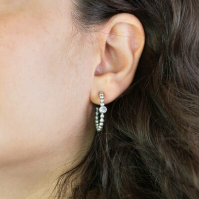 Kugel Creolen der Kugel-Kollektion aus fairtrade weissgold: Femininer Schmuck nachhaltig gefertigt von Jan Spille Schmuckladen Hamburg