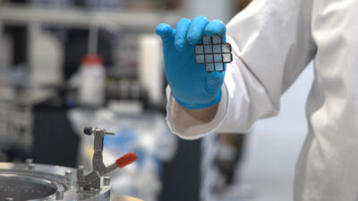 Ein roher Labordiamant ist aus einem Seed gewachsen und wird nun weiterverarbeitet
