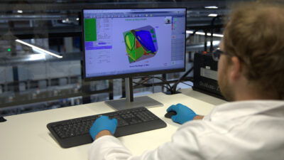 Ein Labordiamant wird am Computer berechnet und ausgemessen