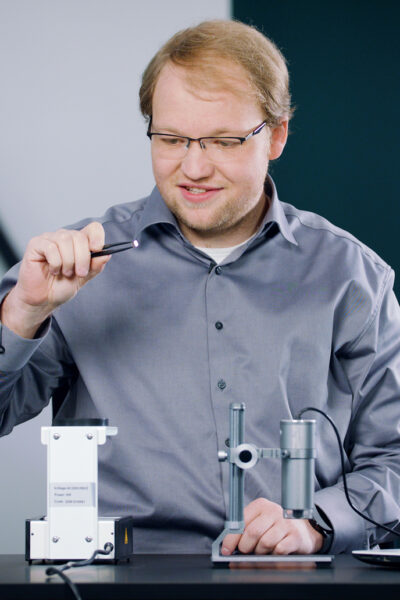 Ein Labgrown Diamond wird in Deutschland von einem Ingenieur geprüft