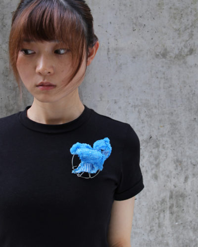 asiatische frau mit großer blauer brosche beispiel für goldschmied ausbildung von jan spille