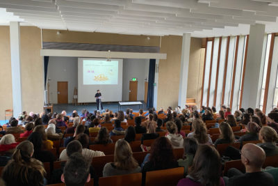 Lehre Vortrag von Jan Spille über Fairtrade Gold an der Goldschmiedeschule Pforzheim