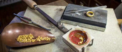Werkzeuge und Goldnuggets in der Trauring Schmuckmanufaktur Jan Spille in Hamburg