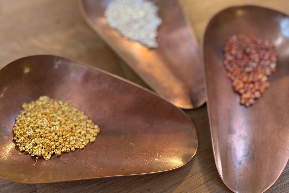 Die Rohstoffe Fairmined Eco Gold, SIlber und Kupfer aus denen ein Kettenanhänger gegossen wird