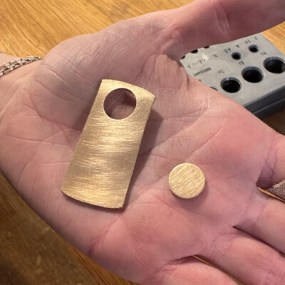 Detail aus dem Fertigungsprozess eines Kettenanhängers