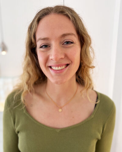 Die Basketballerin Marie Gülich mit einem Kettenanhänger von jan Spille Schmuck