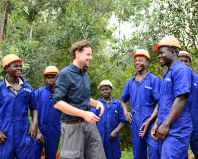 Jan Spille Meilensteine Bergbauriese Afrika Kenia und Uganda Fairtarde Gold Minenarbeiter freundliche Begrüssung