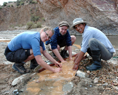 Jan Spille und Team Meilenstein Bergbaureise Argentinien Eco und Fairtrade Gold mit Minenarbeiter und Waschschüssel oekologisches Goldwaschen
