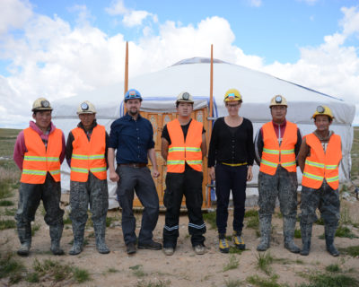 Jan Spille und Team Meilenstein Bergbaureise Mongolei Fairmined Eco Gold vor Jurte in Mongolei mit Minenarbeitern