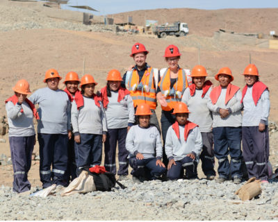 Jan Spille und Team Meilenstein Bergbaureise Suedamerika Fairtrade Gold mit Minenarbeiterinnen in Peru