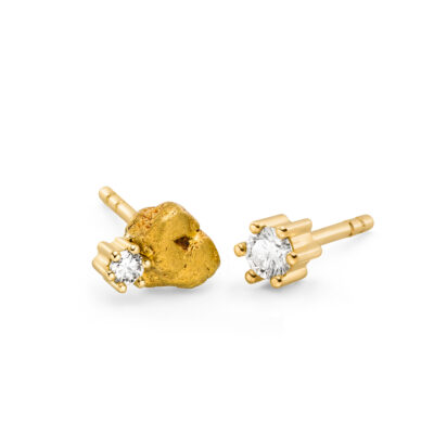 Asymmetrische Ohringe der Puna-Collection mit Goldnuggets von Jan Spille Schmuck