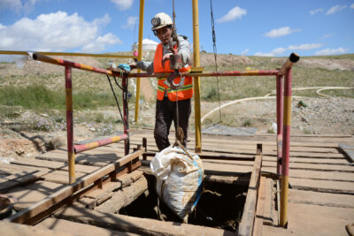 MInenarbeiter im Goldbergbau in der Mongolei Fairmined Eco