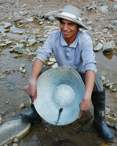 Goldschürfer der für jan Spille Goldnuggets aus denm Fluss wäscht