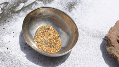 Naturgold in einer Waschschüssel das von Jan Spillöe zu Schmuck verarbeitet wird