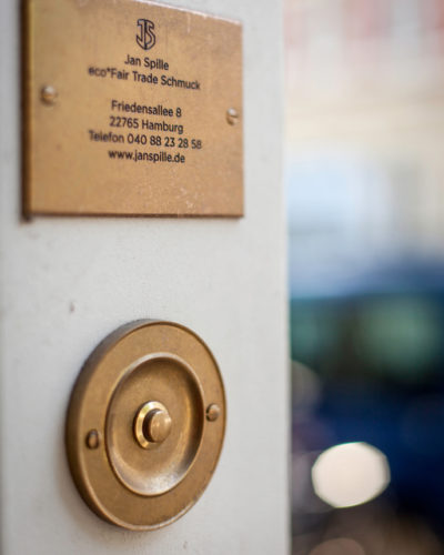 Klingel und Türschild von Jan Spille, Trauringberatung und nachhaltiger Schmuck bei Goldschmied in Hamburg