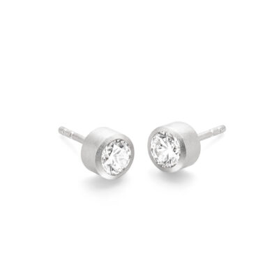 sptlight diamant ohrstecker mit gerader zargenfassung in weissgold von jan spille