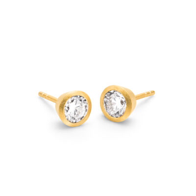 diamant ohrstecker mit konischer zargenfassung in gelbgold von jan spille