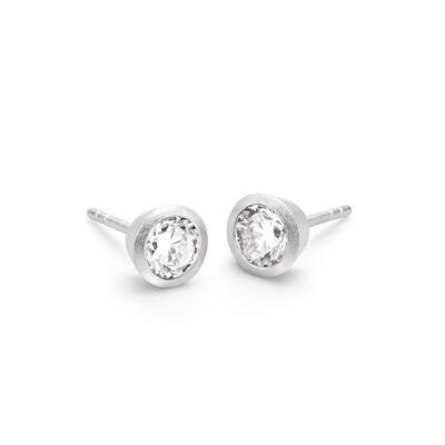 spotlight diamant ohrstecker mit konischer zargenfassung in weissgold von jan spille