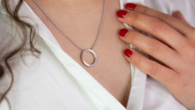 Ausschnitt einer Frau mit zeitloser Schmuck Unisex Kette mit Anhänger aus Recycling Gold von jan Spille in Hamburg