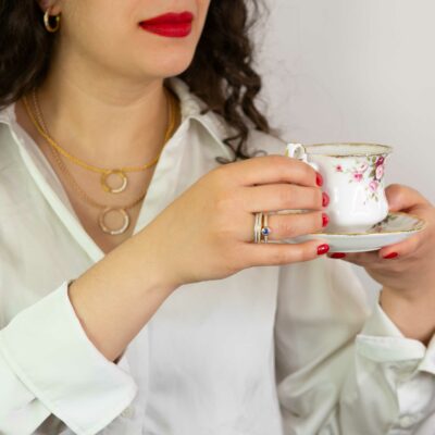 Frau hält Teetasse und trägt Zarte Verlobungsringe aus Fairtrade Gold von Schmuckdesigner Jan Spille aus Hamburg