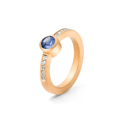 Klassische Verlobungsringe mit fair trade Saphir und konfliktfreien Diamanten im Pavé von Schmuckdesigner Jan Spille