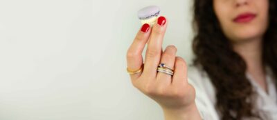 Klassische Verlobungsringe aus Fairtrade Gold mit Blauen Saphiren im Pavé