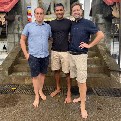 Jan Spille mit Ceylons Munich Gründer Peter Janowski und Ceylons Colombo Gründer Mewan Gunawardena vor einem buddhistischen Tempel in Sri lanka