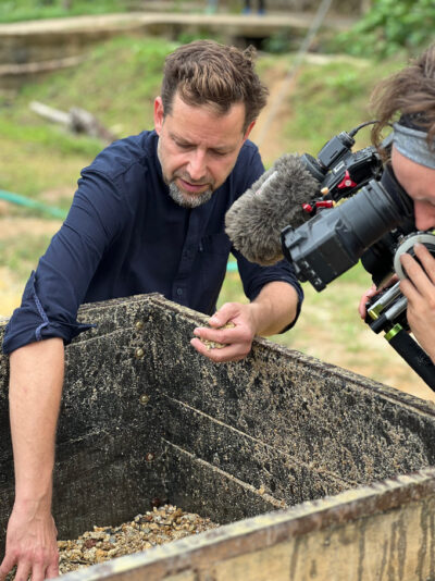 Jan Spille auf Bergbaureise in Sri Lanka wird von Kamera Team des ZDF gefilmt