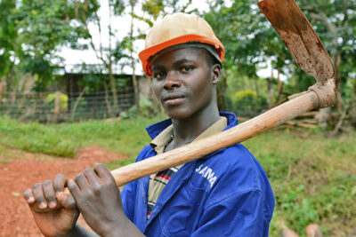 Goldbergbau in Uganda, Minenasrbeiter auf dem Weg zur Arbeit