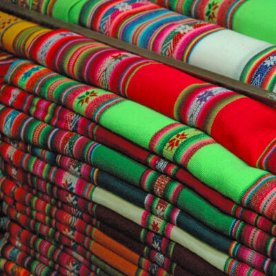 Farbige Stoffe für traditionelle KLeidung in Argentinein