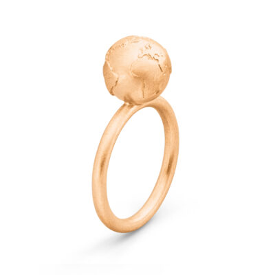Verlobungsring Rotgold mit weltkugel darauf aus der world kollektion von jan spille
