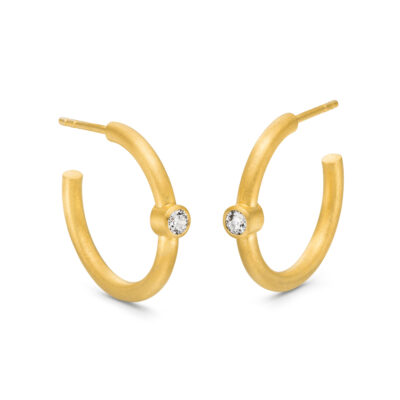 Creolen ohrstecker gold rund mit Stein aus der Rund Kollektion von Jan Spille Fairtarde Schmuck mit Fair gehandeltem Gold und Ethical Diamonds