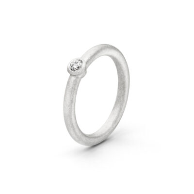 Verloubungsring rund aus der Rund Kollektion von Jan Spille aus Fair gehandeltem Weißgold und Ethical Diamonds mit Zargenfassung minimalistisches unisex Design