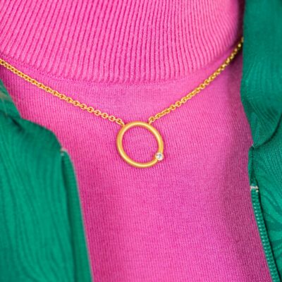 Ausschnitt mit pinkem Pullover und Kettenanhänger gold mit stein in der Rund Kollektion aus Fair gehandeltem Echtgold mit fairen Diamanten