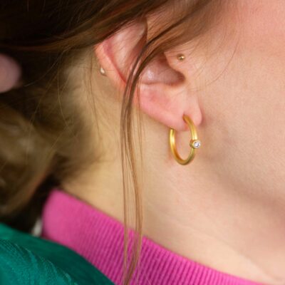 Creolen der Rund Kollektion aus Fair gehandeltem Gold und ethischen Diamante minimalistisches Design
